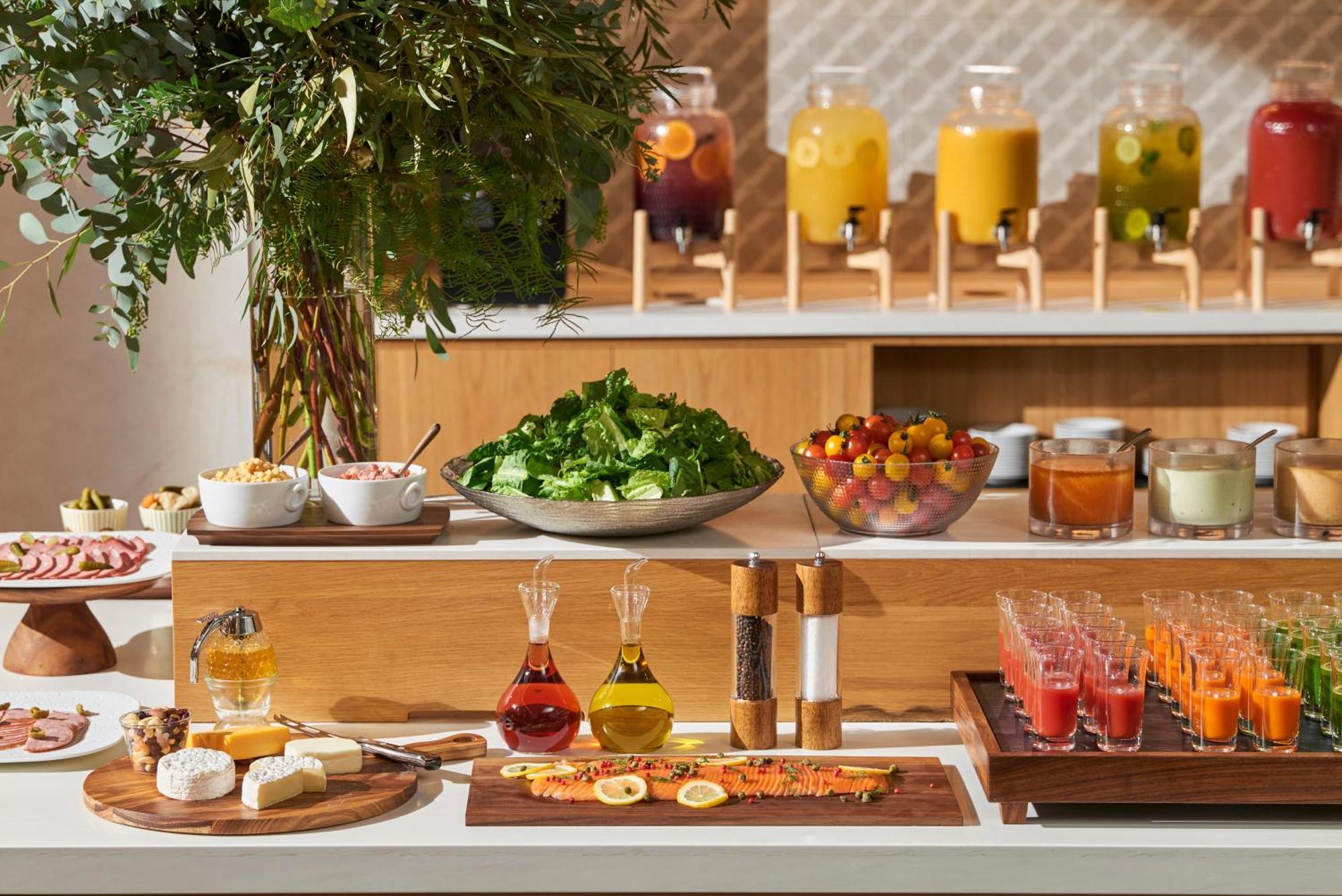 Omo7 Osaka By Hoshino Resorts Exterior photo A salad bar